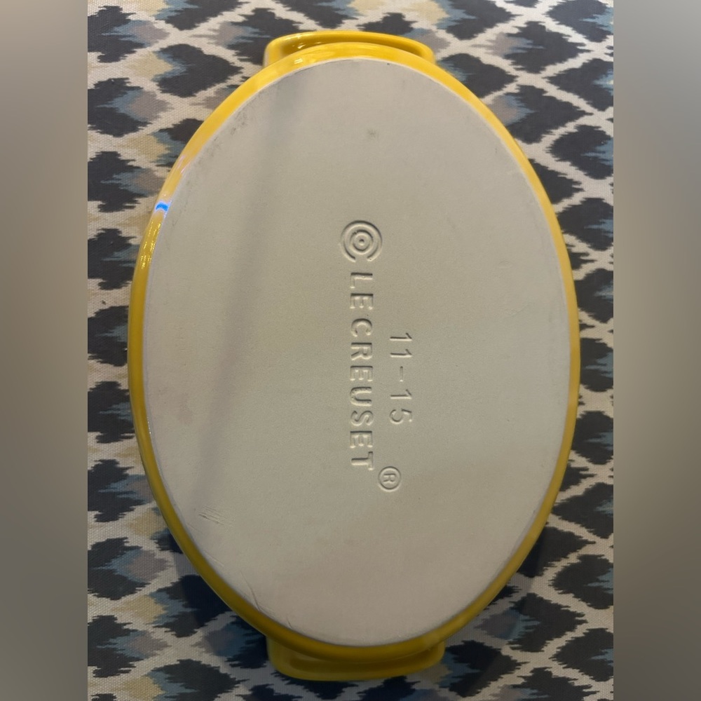 EUC Le Creuset Yellow 7x9 oval stoneware baking dish - Picture 3 of 7